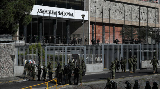 Policías y militares vigilan los exteriores de la Asamblea Nacional, el 17 de mayo de 2023.